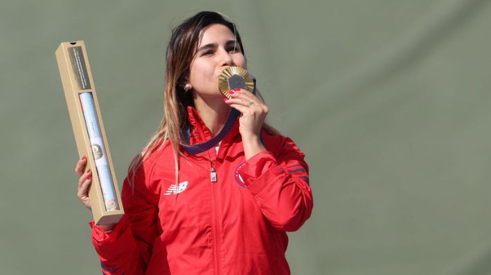 La medallista de oro chilena Francisca Crovetto Chadid posa en el podio durante la ceremonia de victoria de la final femenina de Skeet durante los Juegos Olímpicos de París 2024 en el Centro de Tiro de Chateauroux, el 4 de agosto de 2024. (ALAIN JOCARD/AFP vía Getty Images)