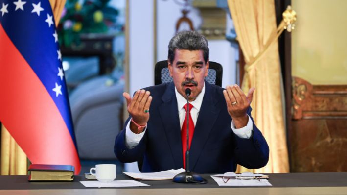 El presidente Nicolás Maduro habla durante una conferencia de prensa después de testificar ante la cámara electoral en la sede principal del Tribunal Supremo de Justicia (TSJ) el 2 de agosto de 2024 en el palacio presidencial de Miraflores en Caracas, Venezuela.  (Jesús Vargas/Getty Images)