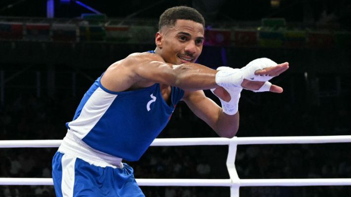 El dominicano Yunior Alcántara Reyes celebra su victoria al final de su combate de boxeo masculino de 51 kg en cuartos de final durante los Juegos Olímpicos de París 2024 en el North Paris Arena, en Villepinte, el 2 de agosto de 2024. (MOHD RASFAN/AFP vía Getty Images)