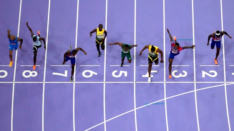 El estadounidense Noah Lyles, en el carril siete, gana la final masculina de 100 metros en los Juegos Olímpicos de Verano de 2024 en Saint-Denis, Francia, el 4 de agosto de 2024. (David J. Phillip/AP Photo)
