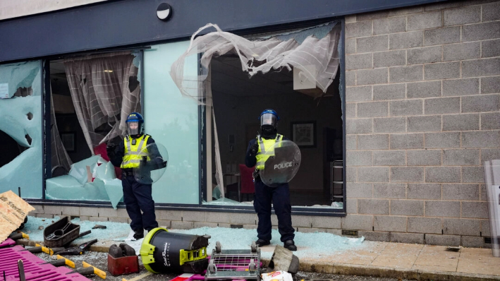 Agentes de policía durante una manifestación contra la inmigración frente al Holiday Inn Express en Rotherham, South Yorkshire, Inglaterra, el 4 de agosto de 2024. (Danny Lawson/PA Wire)
