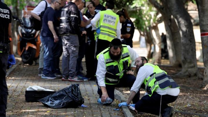 Los servicios de emergencia israelíes trabajan en el lugar de un ataque con arma blanca en Holon, Israel, el 4 de agosto de 2024. (Ricardo Moraes/Reuters)