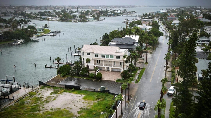 Un conductor atraviesa una calle inundada mientras la tormenta tropical Debby pasa justo al oeste de la bahía de Tampa, Florida, el 4 de agosto de 2024. (Max Chesnes/Tampa Bay Times vía AP)
