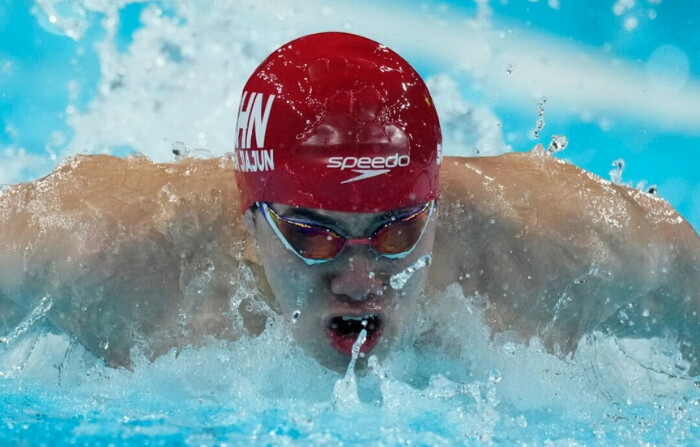 El chino Sun Jiajun compite en la final masculina del relevo de 4x100 metros en los Juegos Olímpicos de Verano de Nanterre, Francia, el 4 de agosto de 2024. (Natacha Pisarenko/Foto AP)