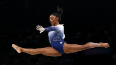 Simone Biles cae de la barra de equilibrio y se queda sin el oro