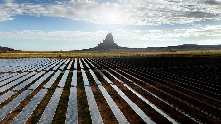 La planta solar de Kayenta, en Kayenta (Arizona), el 23 de junio de 2024. A finales de febrero, el Departamento de Energía de EE. UU. anunció que iniciaría planes para proporcionar 76.5 millones de dólares de financiación federal a la granja solar Red Mesa Tapaha de la Nación Navajo, en el sureste de Utah. (Brandon Bell/Getty Images)
