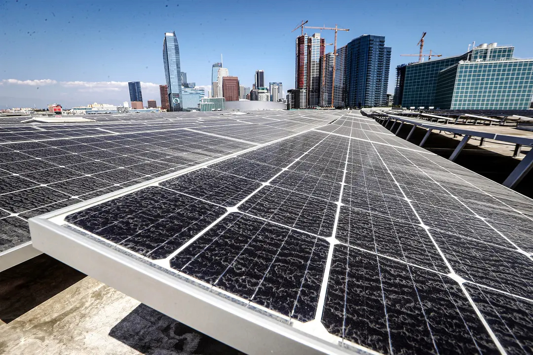 Paneles solares se montan sobre el techo del Centro de Convenciones de Los Ángeles en Los Ángeles el 5 de septiembre de 2018. (Mario Tama/Getty Images)