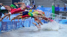 Relevo mixto de triatlón olímpico continúa en el Sena en medio de preocupaciones por calidad del agua