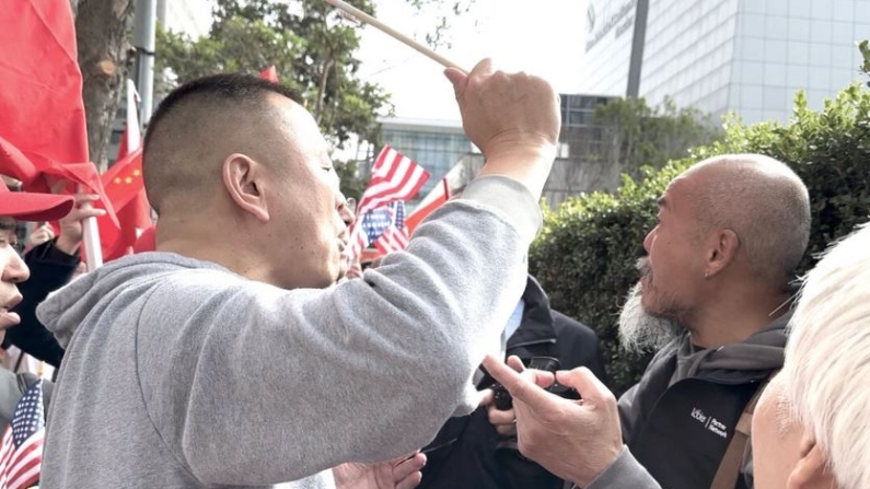 Manifestantes pro- Beijing se enfrentan a disidentes chinos frente al hotel St. Regis en San Francisco, California, el 14 de noviembre de 2023. (Eva Fu/The Epoch Times)