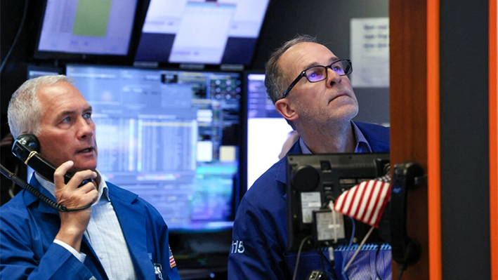 Operadores trabajan en la Bolsa de Nueva York el 29 de enero de 2024. (Brendan McDermid/Reuters)
