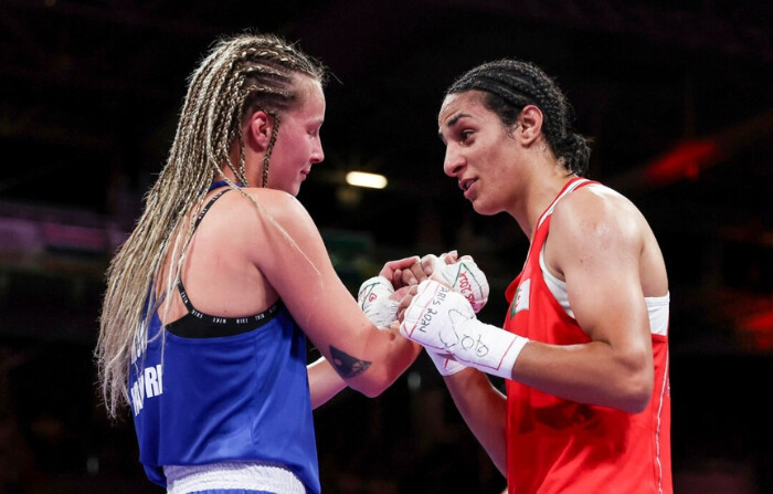 Imane Khelif (dcha.), del equipo de Argelia, interactúa con Anna Luca Hamori, del equipo de Hungría, tras el combate de cuartos de final en la categoría femenina de 66 kg, en el octavo día de los Juegos Olímpicos de París 2024, en el North Paris Arena de París, Francia, el 3 de agosto de 2024. (Richard Pelham/Getty Images)