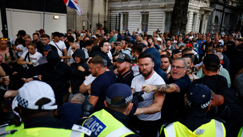 Los manifestantes protestan contra la policía durante la manifestación 'Ya basta' en Whitehall, frente a la entrada del número 10 de Downing Street en el centro de Londres el 31 de julio de 2024, celebrada como reacción a la respuesta del Gobierno a los apuñalamientos mortales en Southport el 29 de julio. (Foto de BENJAMIN CREMEL / AFP) (Foto de BENJAMIN CREMEL/AFP vía Getty Images)