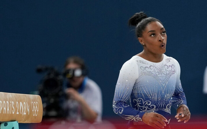 Simone Biles reacciona tras caerse mientras competía en la final individual de viga de equilibrio de gimnasia artística femenina en el Bercy Arena durante los Juegos Olímpicos de Verano de 2024, en París, Francia, el 5 de agosto de 2024. (Charlie Riedel/AP Photo)