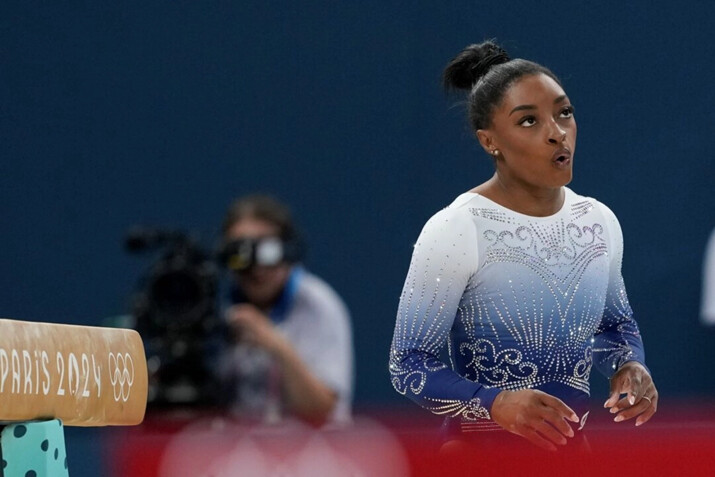 Simone Biles reacciona tras caerse mientras competía en la final individual de viga de equilibrio de gimnasia artística femenina en el Bercy Arena durante los Juegos Olímpicos de Verano de 2024, en París, Francia, el 5 de agosto de 2024. (Charlie Riedel/AP Photo)