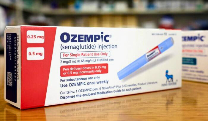 Cajas del medicamento para la diabetes Ozempic descansan en el mostrador de una farmacia en Los Ángeles el 17 de abril de 2023. (Mario Tama/Getty Images)