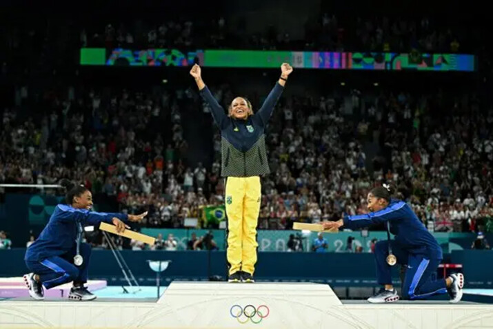 (De izq. a dcha.) La medallista de plata Simone Biles, del equipo estadounidense, la medallista de oro Rebeca Andrade, del equipo brasileño, y la medallista de bronce Jordan Chiles, del equipo estadounidense, posan durante la ceremonia del podio de la prueba de gimnasia artística femenina de suelo de los Juegos Olímpicos de París 2024, en el Bercy Arena de París, el 5 de agosto de 2024. (Gabriel Bouys/AFP vía Getty Images)