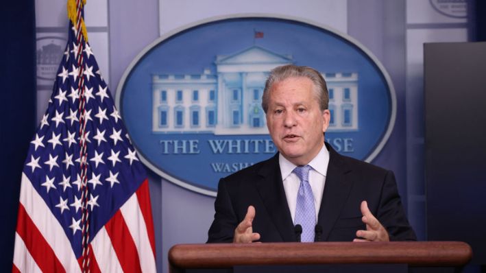 El Coordinador del Plan de Rescate Americano de la Casa Blanca, Gene Sperling, habla en una rueda de prensa en la Sala de Prensa James Brady de la Casa Blanca, el 02 de agosto de 2021 en Washington, DC.(Kevin Dietsch/Getty Images)