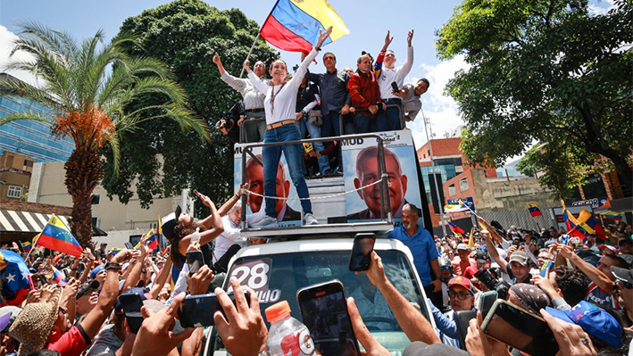 La líder opositora María Corina Machado saluda a sus seguidores durante una protesta en Caracas, Venezuela, el 3 de agosto de 2024. (Jesus Vargas/Getty Images)
