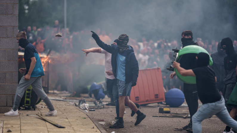 Agentes de la policía antidisturbios hacen retroceder a manifestantes contrarios a la inmigración frente al hotel Holiday Inn Express, que aloja a solicitantes de asilo, el 4 de agosto de 2024 en Rotherham, Reino Unido. (Christopher Furlong/Getty Images)