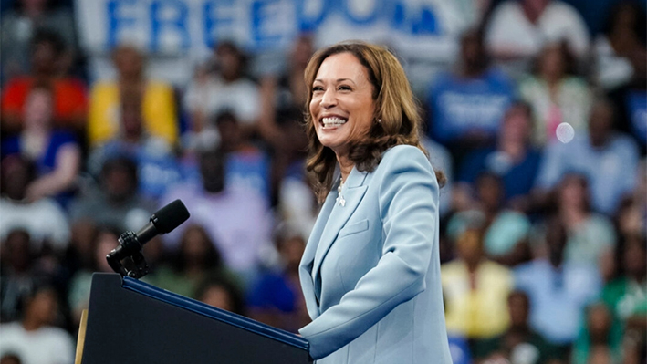 La vicepresidenta y candidata demócrata a la presidencia en 2024, Kamala Harris, habla en un acto de campaña en Atlanta, Georgia, el 30 de julio de 2024. (Elijah Nouvelage/AFP vía Getty Images)
