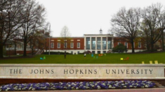 Ordenan a la Universidad Johns Hopkins pagar USD 2 millones tras acuerdo sobre COVID-19