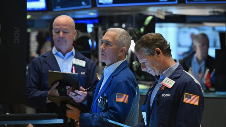 Operadores trabajan en el parqué de la Bolsa de Nueva York (NYSE) durante las operaciones de la mañana en Nueva York, el 11 de enero de 2024. (Angela Weiss/AFP vía Getty Images)