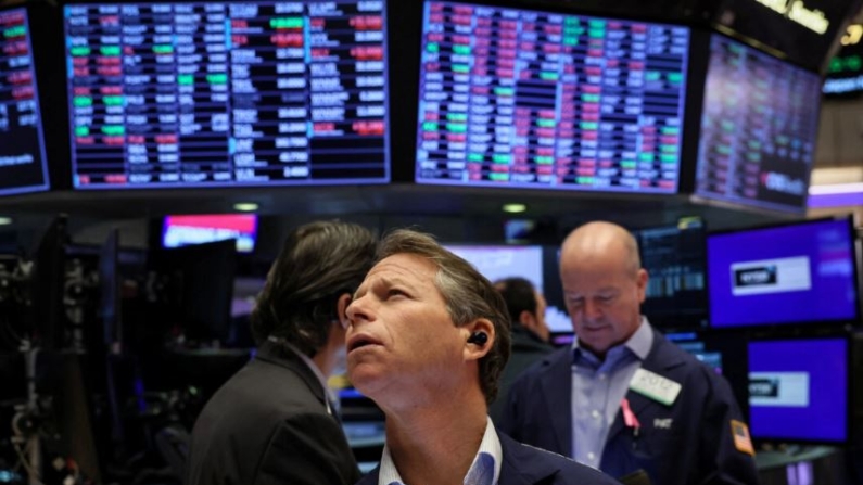 Operadores trabajan en la Bolsa de Nueva York (NYSE) el 9 de enero de 2024. (Brendan McDermid/Reuters)