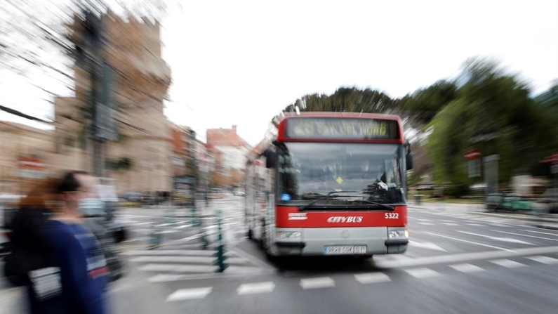 Vista general de un autobús de la Empresa Municipal de Transportes (EMT) llegando a una parada. EFE/Manuel Bruque
