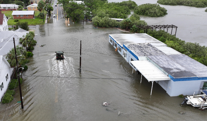 En una vista aérea, un vehículo de la Guardia Nacional de Florida avanza por una calle inundada por la lluvia y la marejada ciclónica provocadas por el huracán Debby el 5 de agosto de 2024, en Cedar Key, Florida. (Joe Raedle/Getty Images)
