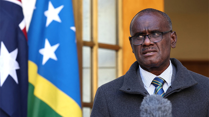 El primer ministro de las Islas Salomón, Jeremiah Manele, habla durante una rueda de prensa en la Casa del Parlamento en Canberra el 26 de junio de 2024. (David Gray/AFP vía Getty Images)
