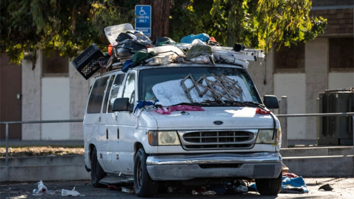 Personas sin hogar viviendo en sus coches en Westchester, California, el 12 de diciembre de 2021. (John Fredricks/The Epoch Times)
