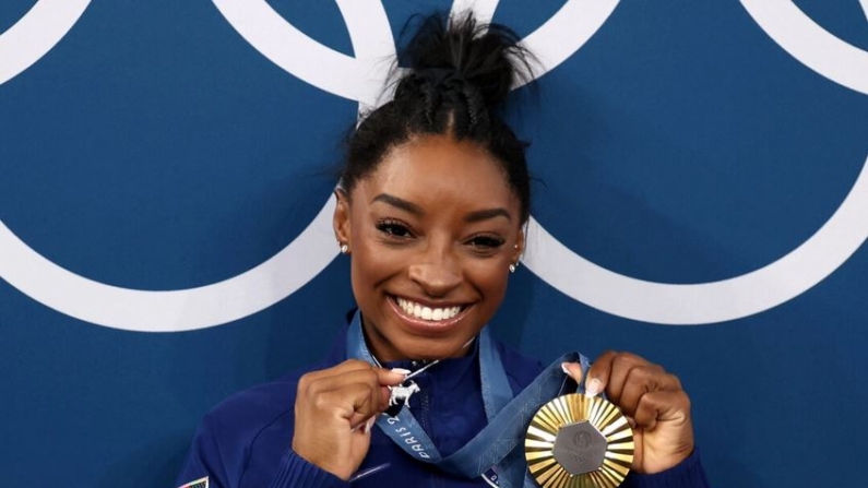 La medallista de oro Simone Biles, del equipo de Estados Unidos, posa con las medallas olímpicas durante la ceremonia de entrega de medallas de la final femenina de gimnasia artística en la sexta jornada de los Juegos Olímpicos de París 2024 en el Bercy Arena de París, Francia, el 1 de agosto de 2024. (Jamie Squire/Getty Images)