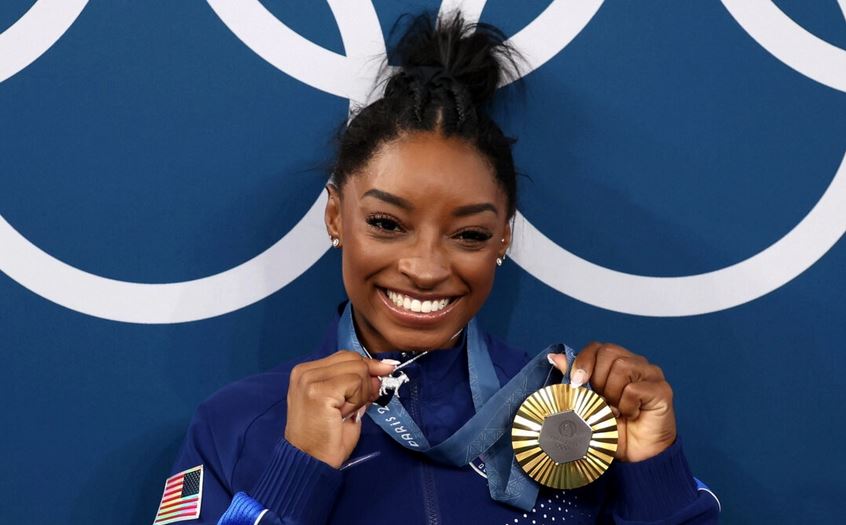 La medallista de oro Simone Biles, del equipo de Estados Unidos, posa con las medallas olímpicas durante la ceremonia de entrega de medallas de la final femenina de gimnasia artística en la sexta jornada de los Juegos Olímpicos de París 2024 en el Bercy Arena de París, Francia, el 1 de agosto de 2024. (Jamie Squire/Getty Images)