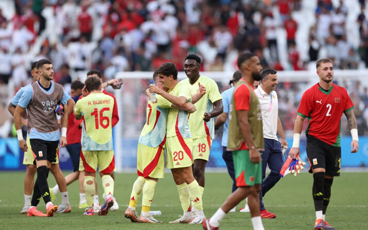 Juanlu Sánchez #20 del equipo español celebra la victoria con su compañero de equipo después del partido de semifinales masculino entre Marruecos y España durante los Juegos Olímpicos de París 2024, en el Stade de Marseille, en Marsella, Francia, el 5 de agosto de 2024. (Alex Livesey/Getty Images)
