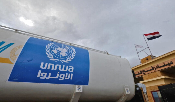 Un camión, marcado con el logotipo de la Agencia de Obras Públicas y Socorro de las Naciones Unidas (UNRWA), cruza a Egipto desde Gaza, en el cruce fronterizo de Rafah entre Egipto y la Franja de Gaza, durante una tregua temporal entre Hamas e Israel, en Rafah, Egipto, el 27 de noviembre de 2023. (Amr Abdallah Dalsh/Reuters)