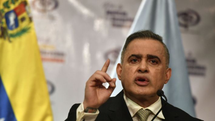 El fiscal venezolano Tarek William Saab se dirige a la prensa en el edificio de la Fiscalía en Caracas, el 14 de febrero de 2019. (YURI CORTEZ/AFP via Getty Images)