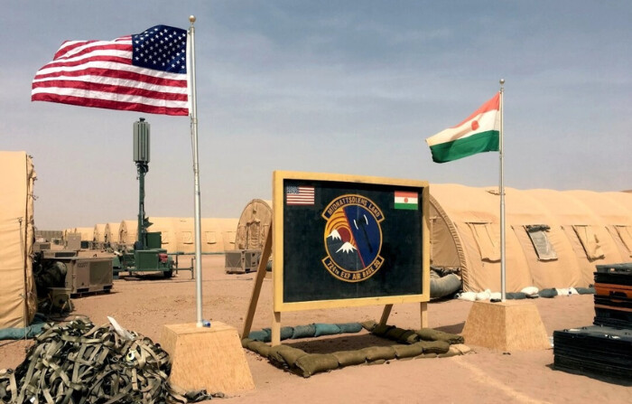 Banderas de Estados Unidos y Níger ondean una al lado de la otra en el campamento base para el personal que apoya la construcción de la Base Aérea 201 de Níger en Agadez, Níger, el 16 de abril de 2018. (Carley Petesch/Foto AP)
