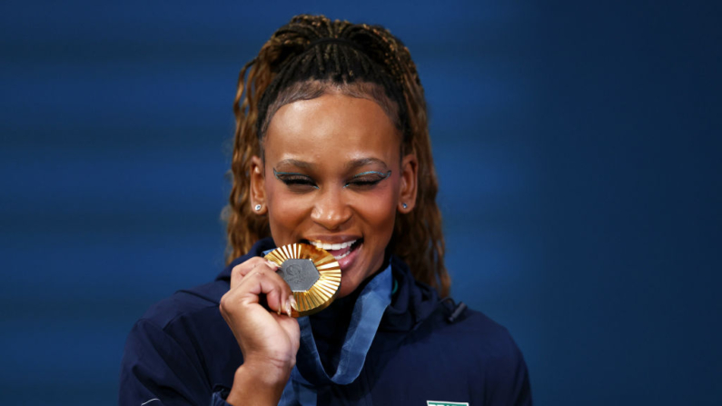 La medallista de oro Rebeca Andrade del Equipo de Brasil muerde su medalla después de la Ceremonia de Medallas del Ejercicio de Suelo Femenino de Gimnasia Artística en el décimo día de los Juegos Olímpicos de París 2024 en el Bercy Arena el 05 de agosto de 2024 en París, Francia. (Naomi Baker/Getty Images)