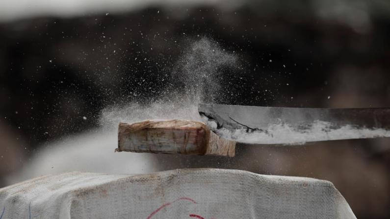 Fotografía de archivo de un kilo de cocaína. EFE/Bienvenido Velasco