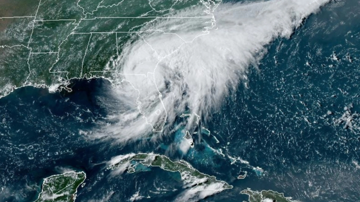 Imagen de satélite de la tormenta tropical Debby a medida que avanza a través de la línea de Florida-Georgia a las 5:11 p.m. (EDT) del 5 de agosto de 2024. (Captura de pantalla/NOAA/NESDIS/STAR)