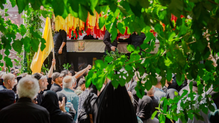 Iraníes asisten a un cortejo fúnebre por el fallecido líder de Hamás Ismail Haniyeh, en Teherán, Irán, el 1 de agosto de 2024. (Hossein Beris/AFP vía Getty Images)