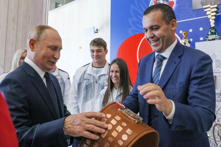 El presidente de Rusia, Vladimir Putin (izq.), y el presidente de la Asociación Internacional de Boxeo (IBA), Umar Kremlev (der.), en el Complejo Deportivo Luzhniki, en Moscú, Rusia, el 10 de septiembre de 2022. (Gavriil Grigorov/Sputnik/AFP vía Getty Images)