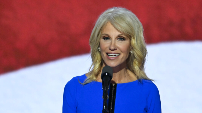 La exconsejera del presidente Kellyanne Conway habla durante el tercer día de la Convención Nacional Republicana de 2024 en el Fiserv Forum de Milwaukee, Wisconsin, el 17 de julio de 2024. (Andrew Caballero-Reynolds/AFP vía Getty Images)