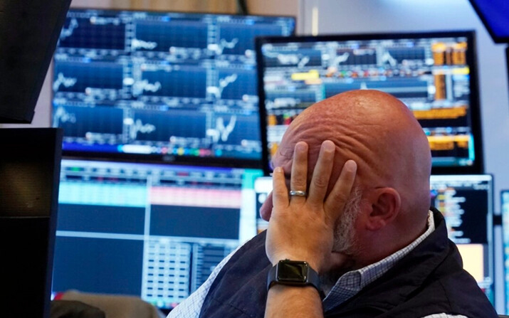 Un operador trabaja en la Bolsa de Valores de Nueva York, el 5 de agosto de 2024. (AP Photo/Richard Drew)