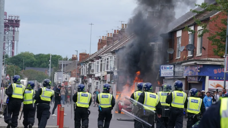 Un coche arde durante una protesta contra la inmigración en Middlesbrough, Inglaterra, el 4 de agosto de 2024. (Owen Humphreys/PA Wire)