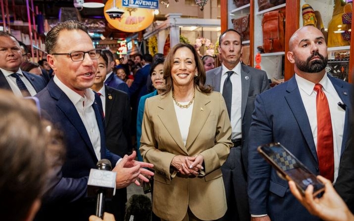 La vicepresidenta Kamala Harris y el gobernador de Pensilvania Josh Shapiro (I) hablan con la prensa en el Reading Terminal Market de Filadelfia el 13 de julio de 2024. (Ryan Collerd/AFP vía Getty Images)