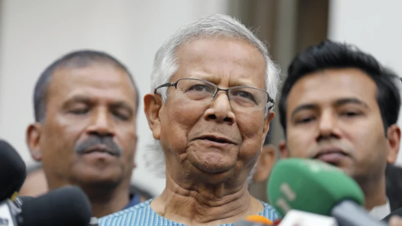 En esta imagen de archivo, el Nobel Muhammad Yunus habla con reporteros tras quedar en libertad bajo fianza en un caso de malversación, en Daca, Bangladesh, el 3 de marzo de 2024. (AP Foto/Mahmud Hossain Opu, archivo)