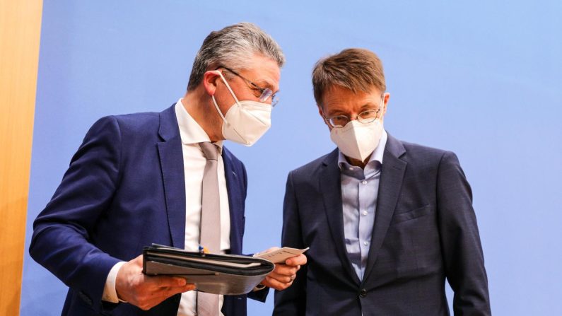 Lothar Heinz Wieler (izquierda), expresidente del Instituto Robert Koch. Karl Lauterbach (derecha), ministro de Salud alemán. (foto Omer Messinger/Getty Images)