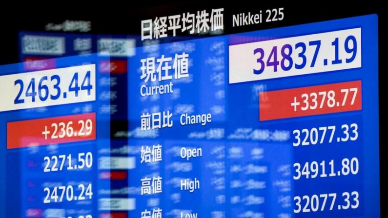 Un tablero electrónico de cotizaciones muestra el precio de las acciones en la Bolsa de Tokio el 6 de agosto de 2024. (Kazuhiro Nogi/AFP vía Getty Images)