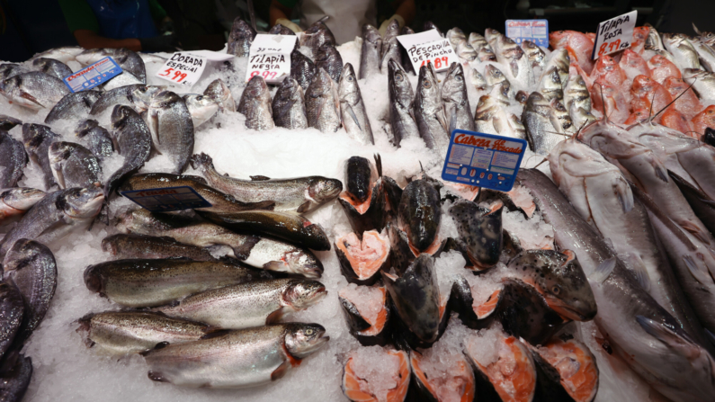 En la imagen de archivo, vista de una pescadería en un mercado. EFE/ Javier Lizon